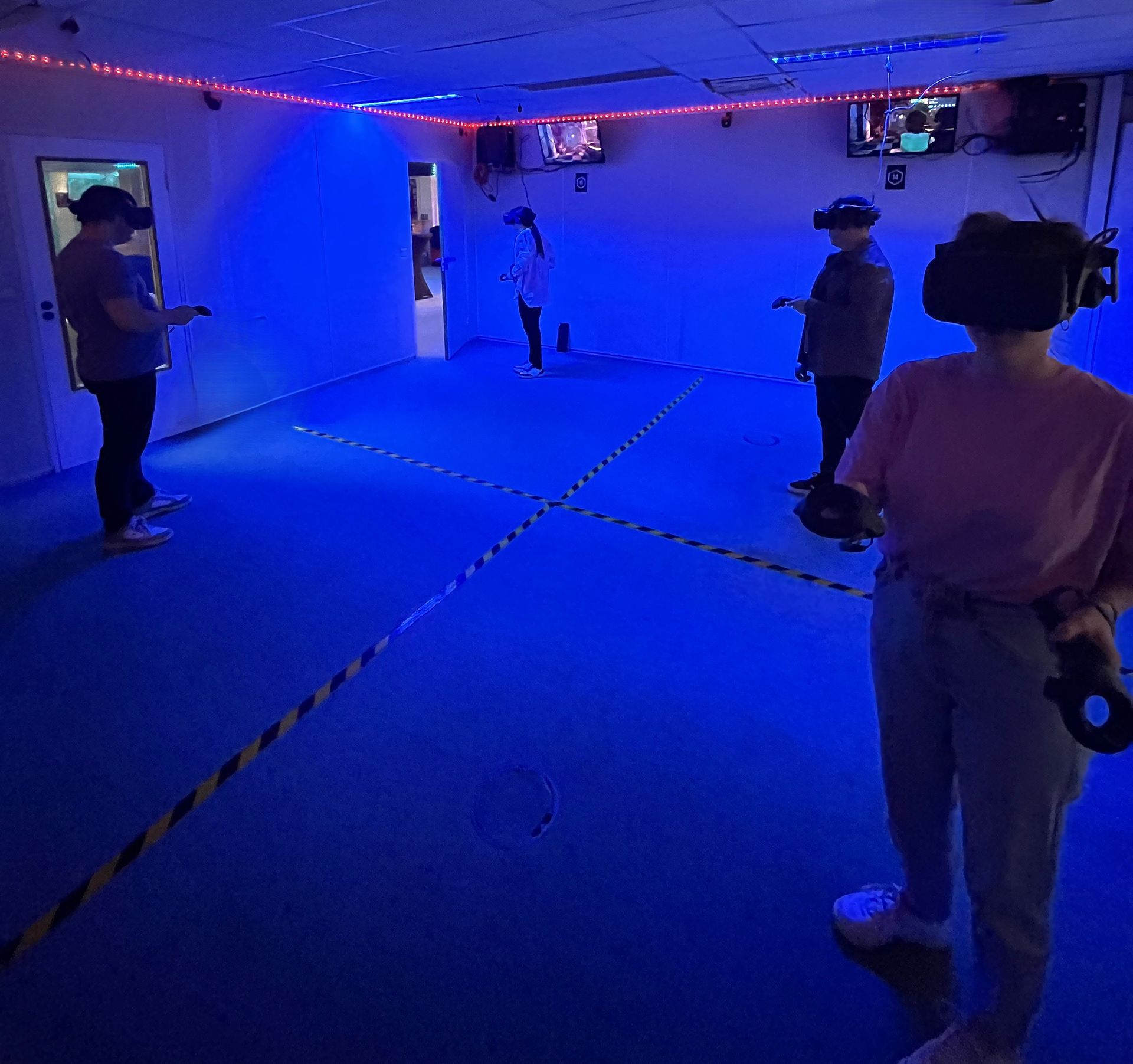Session VR entre amis dans la salle immersive VR-Hut à Waterloo