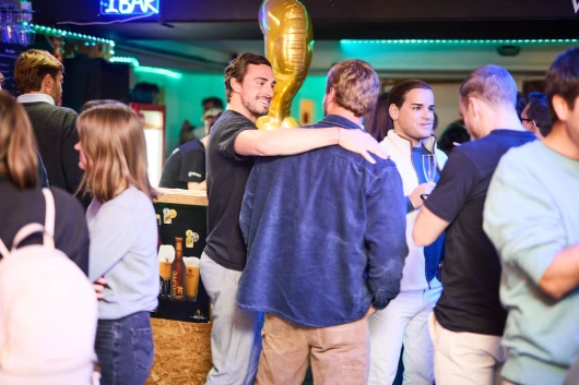Groupe d'amis qui fête un anniversaire chez VR-Hut à Waterloo